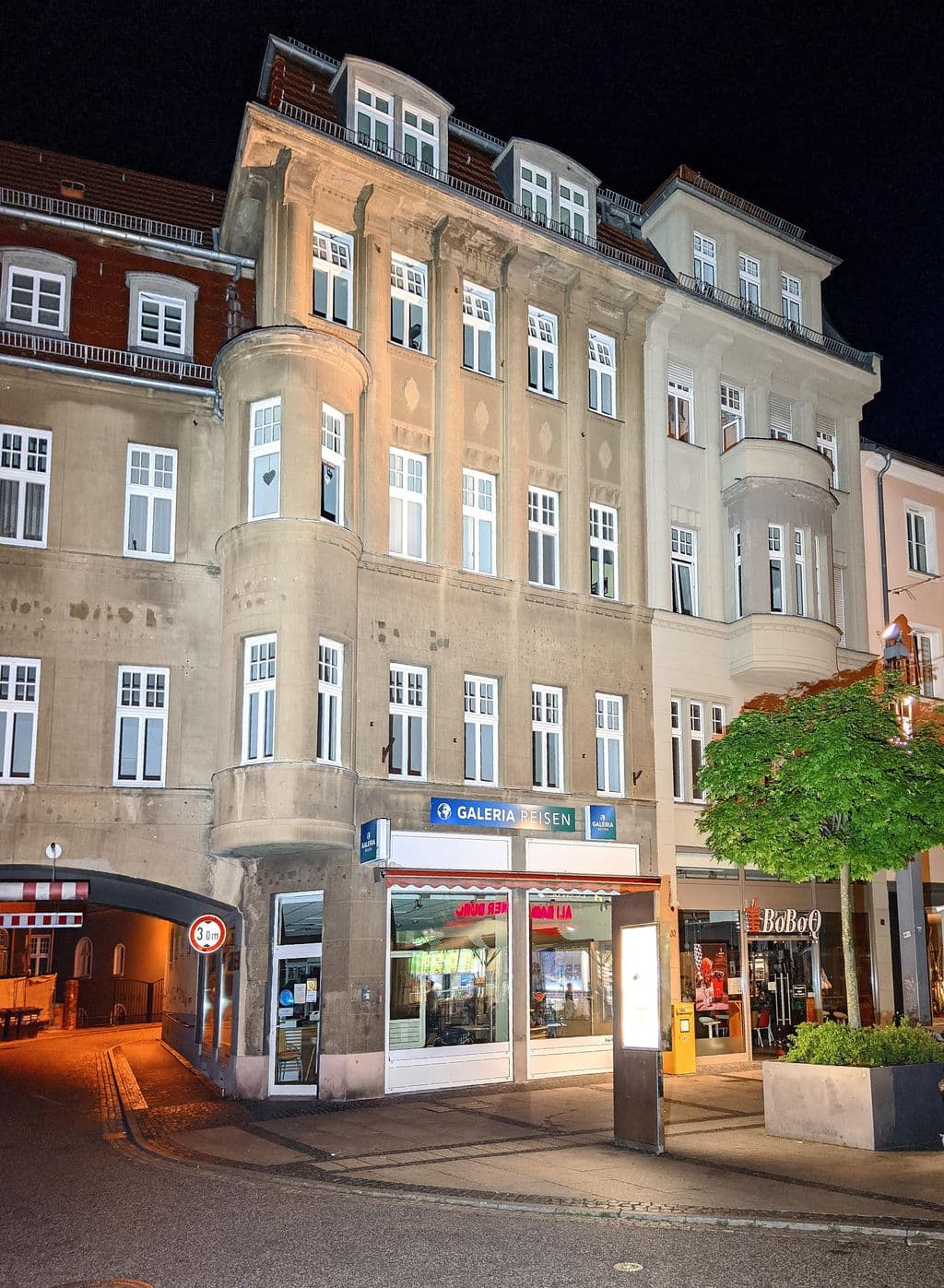 Street view near PIYA Cocktail & Shisha Lounge
