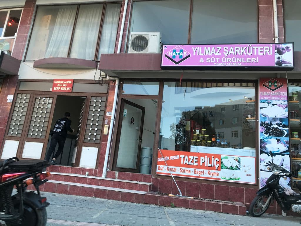 Street view near Hookah Nargile Market