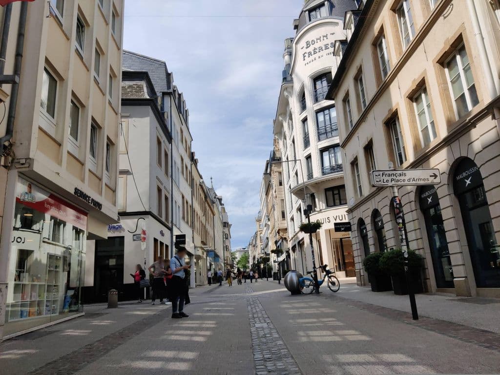 Street view near Royal Aras Snack und Shisha-Bar