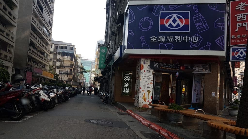 Street view near Wake&Drunk Shisha · Coffee · Cocktails｜水煙 咖啡 調酒 – 大安區