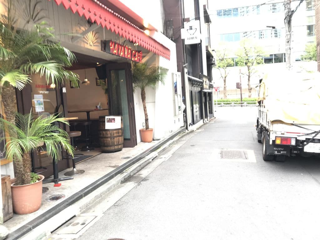 Street view near Shisha Cafe & Bar Aniesha cave (アニーシャケイブ) 六本木店