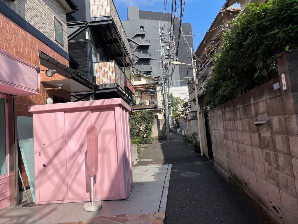 Street view near Shisha Cafe tone.