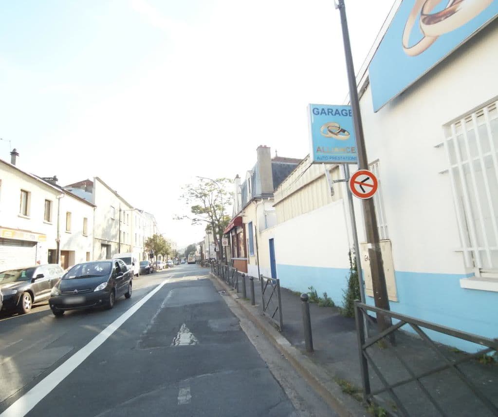 Street view near L’ÉTOILE bar à chicha