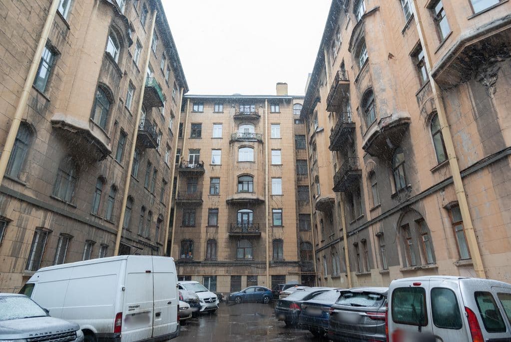 Street view near Knigi I Dym