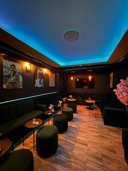G-5 Lounge